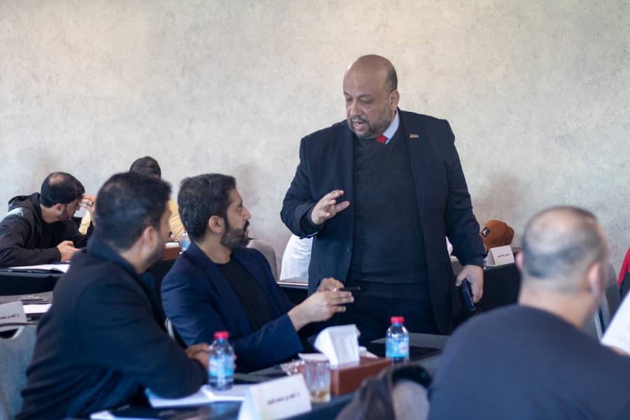 جلسة تدريب داخل مؤسسة